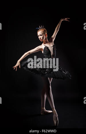 Schlanke Tänzerin in ein schwarzes Korsett und schwarzen Tutu. Probe im Theater. Klassisches Ballett. Fotografie in zurückhaltend. Stockfoto