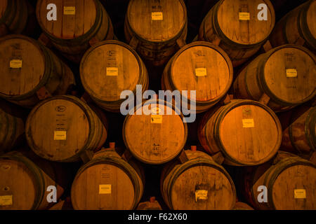 Eiche Weinfässer im Weinkeller, V. Sattui Winery, Napa Valley, Kalifornien Stockfoto