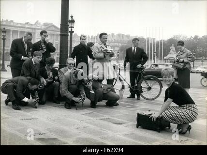 1957 - Londons '' Stimmgabel '' in Paris; Parisern konnten ihre Stadt zum Tag auf der Londoner '' Stimmgabel '' Bus vor der Tour de France besuchen, charmante Gastgeberin Petula Clark. Dieser Bus ist über das ganze Land eine Ausstellung '' Maschinen '' aus der ersten Phonographen, sprechen die meisten modernen Electrophone Kombinationen präsentiert. Foto zeigt Petula Clark präsentiert '' Stimmgabel '' Bus auf die Abfahrt vor dem Obelisken auf dem Place De La Concorde in Paris. © Keystone Bilder USA/ZUMAPRESS.com/Alamy Live-Nachrichten Stockfoto