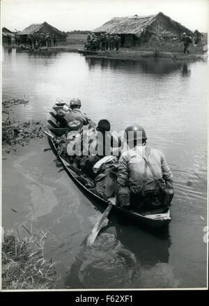 1957 - Vietnam. US-Soldaten auf Patrouille. Guerilla-Kriegsführung-Dschungel © Keystone Bilder USA/ZUMAPRESS.com/Alamy Live-Nachrichten Stockfoto