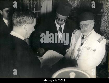 1956 - US-Botschafter in Tunis stellt Anmeldeinformationen Mr. Lewis Jones, neuer amerikanischer Botschafter in Tunis, präsentiert seine Referenzen H.H Bey von Tunesien gestern. OPS: Mr. Lewis Jones, neuer amerikanischer Botschafter in Tunesien seine Anmeldeinformationen der Bey. Oktober 4/56 © Keystone Bilder USA/ZUMAPRESS.com/Alamy Live-Nachrichten Stockfoto