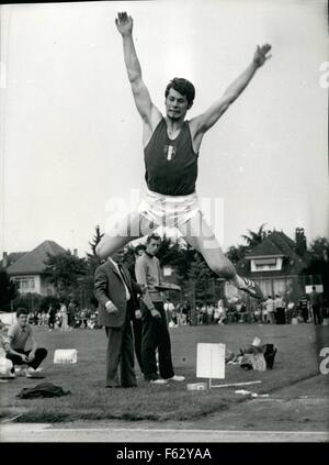 1968 - Frankreich schlägt Deutschland im Junior Pre-Olympics-Leichtathletik in Thonon-Les-Bains Frankreich schlagen Deutschland mit 207 Punkten bis 181 in der Junior-Leichtathletik-Meeting in Thonon-Les-Bains, nahe der Schweizer Grenze, gestern statt. OPS: Gerard Ugolini Einrichtung einen neuen französischen Weitsprung-Rekord mit 7m.92. August 12/68 © Keystone Bilder USA/ZUMAPRESS.com/Alamy Live-Nachrichten Stockfoto