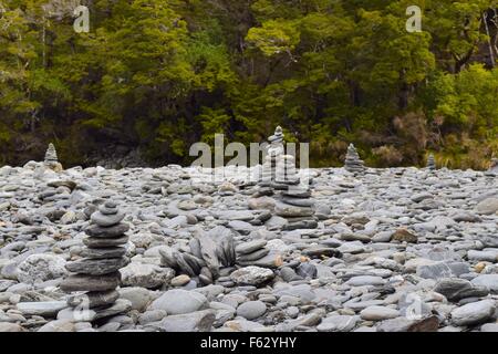 Künstlicher Stein Stapel an den blauen Pools, Haast Pass, Neuseeland Südinsel Stockfoto