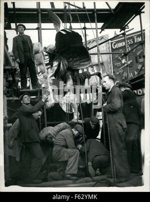 1953 - 31.03.53 Eros zurückgeht. Zurück zum Piccadilly Circus, die berühmte Statue des Eros wieder seine Piccadilly Circus, Sockel heute Morgen nach seiner Krönung zu überholen. Keystone-Foto zeigt: Arbeiter Verschraubung Eros mit dem Sockel am Piccadilly Circus heute Morgen. © Keystone Bilder USA/ZUMAPRESS.com/Alamy Live-Nachrichten Stockfoto