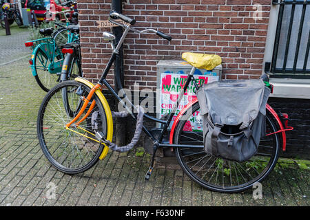 13. Januar 2014, sind Amsterdam, Niederlande bunte Fahrräder überall in der Stadt von Amsterdam, wie hier in dem Jor geparkt Stockfoto