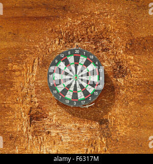 Dartscheibe auf Holz Wand (Hit Target Darts Stockfotografie - Alamy
