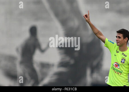 Sao Paulo, Brasilien. 10. November 2015. Oscar von Brasiliens Fußball-Nationalmannschaft nimmt Teil an einer Schulung in Sao Paulo, Brasilien, am 10. November 2015. Brasilien wird Argentinien am 12. November Gesicht, und Peru am 17. November im Qualifikationsspiel für die WM Russland 2018 übereinstimmt. Bildnachweis: Rahel Patras/Xinhua/Alamy Live-Nachrichten Stockfoto