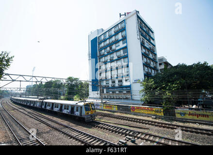 Von Mumbai Vorstadtgleis dient mehr u-Bahn Mumbais. Stockfoto