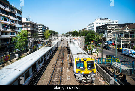 Von Mumbai Vorstadtgleis dient mehr u-Bahn Mumbais. Stockfoto