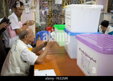 Beamten zählen Stimmen in einem Wahllokal bei den ersten Parlamentswahlen in 25 Jahren in Yangon, Myanmar. Die NLD wird voraussichtlich einen überwältigenden Sieg errungen zu haben. Stockfoto