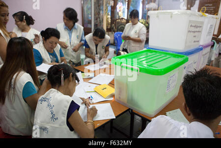 Beamten zählen Stimmen in einem Wahllokal bei den ersten Parlamentswahlen in 25 Jahren in Yangon, Myanmar. Die NLD wird voraussichtlich einen überwältigenden Sieg errungen zu haben. Stockfoto