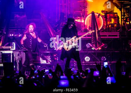 Mailand, Italien. 10. November 2015. Motley Crue live zum letzten Mal in Italien an Mediolanum Forum in Mailand am 10. November 2015 Credit: Mairo Cinquetti/Alamy leben Nachrichten Stockfoto