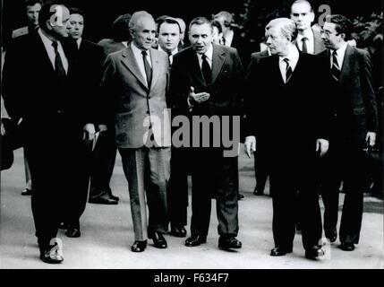 Bundeskanzler Helmut Schmidt spricht mit seinem Staatsminister Hans ...