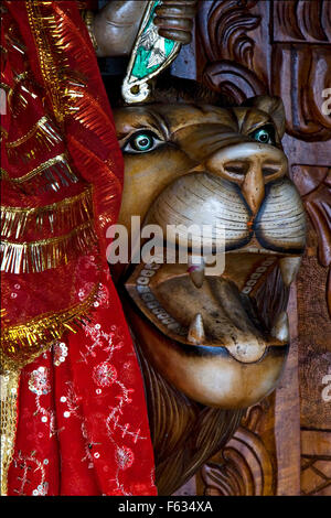 Kopf des Löwen Edelstein Holz Marmorstatue einer Hinduismus Frau Shiva Vishnu Brahma in einem Tempel in der Nähe von einem See in Mauritius eine Stockfoto