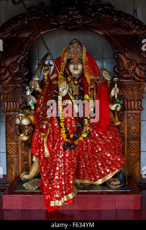 kostbarer Stein Holz Marmorstatue einer Hinduismus Frau Shiva Vishnu Brahma in einem Tempel in der Nähe von einem See in Mauritius Afrika Stockfoto