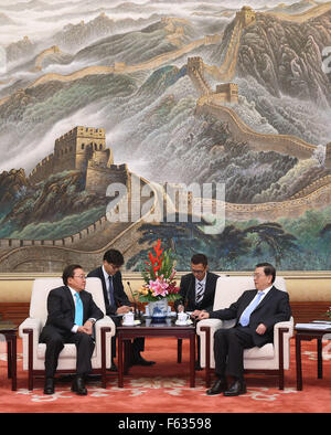 Peking, China. 11. November 2015. Zhang Dejiang (R, vorne), Vorsitzender des ständigen Ausschusses des nationalen Volksarmee Kongress (NPC), trifft sich mit mongolischen Präsidenten Tsakhiagiin Elbegdorj (L, vorn) in Peking, Hauptstadt von China, 11. November 2015. © Pang Xinglei/Xinhua/Alamy Live-Nachrichten Stockfoto