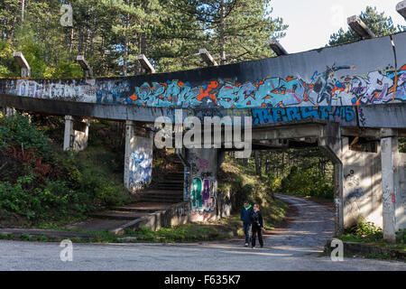 Sarajevo Olympische Bob- und Rodel verfolgen auf Trebević Berg mit Blick auf die Stadt Sarajevo, gebaut für die 1984 Winter Olympics.The Spur infolge der Belagerung beschädigt wurde, die während des Bosnienkrieges aufgetreten. Stockfoto