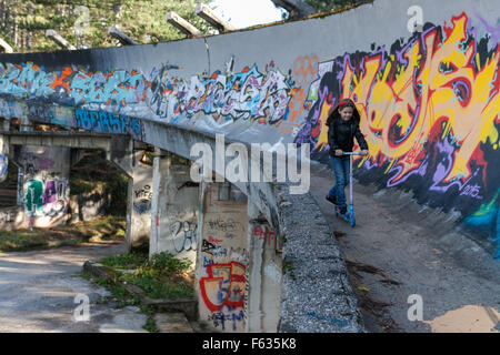 Sarajevo Olympische Bob- und Rodel verfolgen auf Trebević Berg mit Blick auf die Stadt Sarajevo, gebaut für die 1984 Winter Olympics.The Spur infolge der Belagerung beschädigt wurde, die während des Bosnienkrieges aufgetreten. Stockfoto