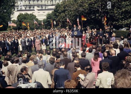 US-Präsident Ronald Reagan begrüßt Bundeskanzler Helmut Schmidt von Deutschland während einer Ankunft Zeremonie im Weißen Haus in Washington, DC am 21. Mai 1981. Schmidt ist geplant, um den Präsidenten und andere hohe Regierungsvertreter während seines viertägigen Besuch in den USA. Helmut Schmidt verstorben am 10. November 2015 im Alter von 96 Jahren. Bildnachweis: Benjamin E. "Gen" Forte/CNP - kein Draht-Dienst- Stockfoto