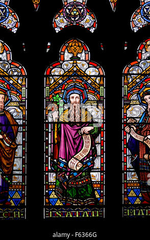 London, England, Vereinigtes Königreich. Allerheiligenkirche, Margaret Street. Glasmalerei-Fenster: der Prophet Jesaja Stockfoto