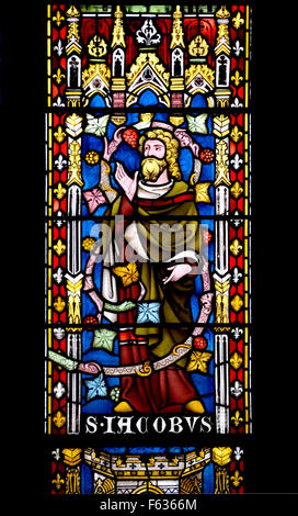 London, England, Vereinigtes Königreich. Allerheiligenkirche, Margaret Street. Glasmalerei-Fenster: St James / Jacobus Stockfoto