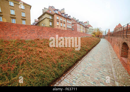 Straße Architektur der Altstadt in Warschau auf Miedzymurze Jana Zachwatowicza Straße gelegt. Bild ist am 11.06.2015 aufgenommen. Stockfoto