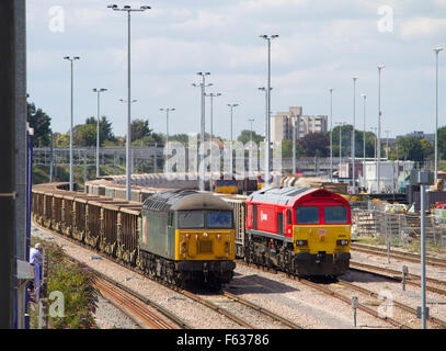Ein DCR Klasse 56 und eine DB Schenker Klasse 59 nebeneinander in der Güterbahnhof in Acton Main Line, West London. 17. August 2015. Stockfoto