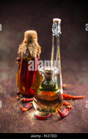 Chiliöl in verschiedenen Glasflasche Stockfoto