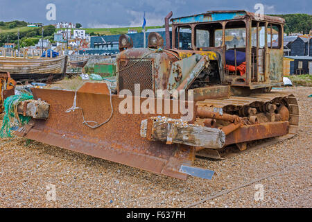 Rusty verlassene alte Bulldozer auf das Vorland Hastings UK Stockfoto