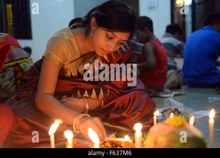 Dhaka, Bangladesch. 10. November 2015. Eine Frau Lichter Kerzen während der Rakher Upobash, ein Hindu Religiöses Fasten fest in Dhaka, Bangladesch, 10. November 2015. Hinduistische Gläubige Fasten und beten im Ernst an die Götter für ihre Gunst während des Rituals traditionell Kartik Brati oder Rakher Upobash genannt. Bildnachweis: Shariful Islam/Xinhua/Alamy Live-Nachrichten Stockfoto