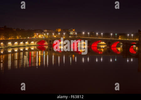 Pont Neuf und Quai De La Daurade beleuchtet, Fluss Garonne, Toulouse, Haute-Garonne, Midi-Pyrenäen, Frankreich Stockfoto