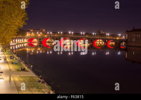 Pont Neuf und Quai De La Daurade beleuchtet, Fluss Garonne, Toulouse, Haute-Garonne, Midi-Pyrenäen, Frankreich Stockfoto