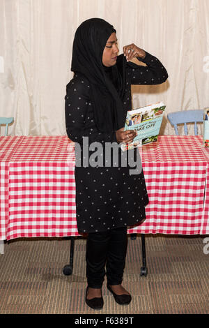 Großen britischen Backen aus Fototermin bei Waterstones Piccadilly geführt  Mitwirkende: Nadiya Hussain wo: London, Vereinigtes Königreich bei: 8. Oktober 2015 Stockfoto