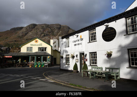 Dorf von Coniston, England. Malerische Aussicht auf das Crown Inn Public House auf Coniston Tiberthwaite Avenue. Stockfoto