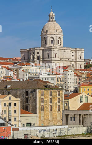 Stadtbild zeigt Kirche erhebt sich Lissabon Portugal Stockfoto