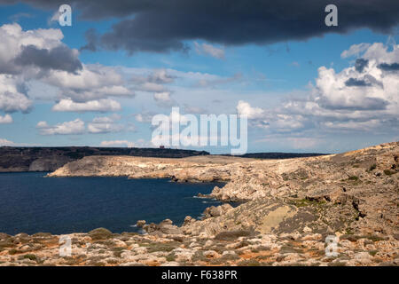 Die Küste von Ghajn Tuffieha und Golden Bay in der Nähe von Mellieha, Malta. Stockfoto