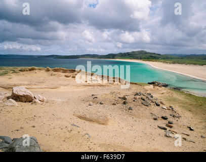 Reste von einem ausgegrabenen Bronzezeit runden Cairn in erodieren Dünen am NW-Ende des Traigh Na Beirigh (Berie) aka Riff (Riof) Sand, Cnip, Isle of Lewis Stockfoto