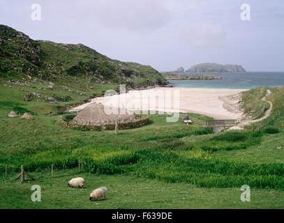 Replikat Eisenzeit (Pre-Viking) Achter-Haus am Kopf des Bosta Beach, Great Bernera, Lewis, in der Nähe der 1990er Jahre Ausgrabungen einer Gruppe von 3. Stockfoto