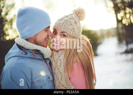 Schönes paar Wintertag gemeinsam zu genießen Stockfoto