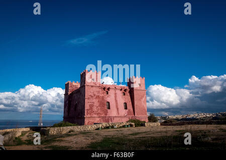 St. Agatha Turm, bekannt als The Red Tower, in der Nähe von Mellieha, Malta. Stockfoto