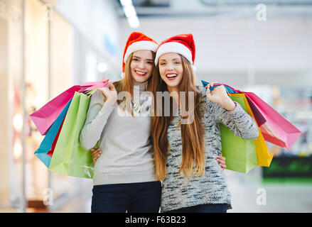 Weibliche Shopper mit Paperbags Blick in die Kamera Stockfoto