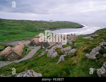 Eine Gruppe von restaurierten Torffeuern NW Ende Garenin (Na Gearrannan) Landwirtschaft Township, Isle of Lewis, oberhalb der Ortschaft Bucht. Stockfoto