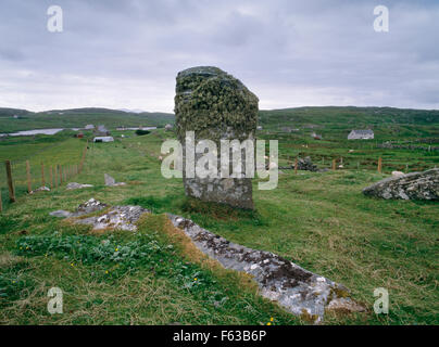 Stein der Tränen (Trauer) an der Spitze (NW) von einem langen, schmalen Croft am oberen Carloway, Isle of Lewis. Einst Teil einer bronzezeitlichen Einstellung von drei Steinen. Stockfoto