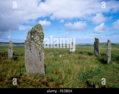 Aussehende NW an den 5 Steinen Ceann Hulavig (Callanish IV) Steinkreis, Lewis: die Überreste eines SE-NW-Ellipse um eine niedrige zentralen Stein & Cairn. Stockfoto