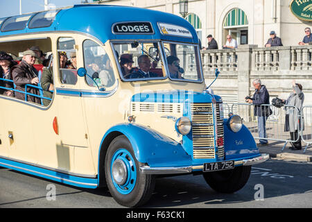 Alten Bus nähert sich der Ziellinie der London to Brighton Veteran Car Run Stockfoto