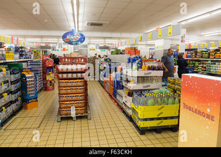 LidlSupermarkt einkaufen Gang bei Lidl, Winton Bournemouth UK