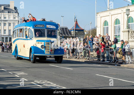 Alten Bus nähert sich der Ziellinie der London to Brighton Veteran Car Run Stockfoto