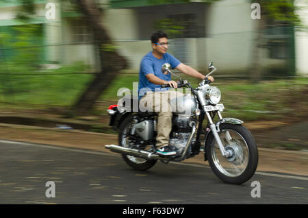 Junger Mann genießen ein Motorrad zu fahren, in den Straßen von Chennai, Tamil Nadu, Indien, Asien Stockfoto