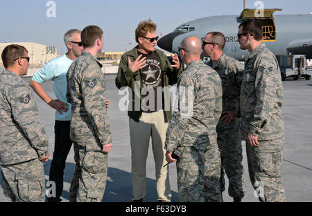 Late-Night-Talkshow-Moderator und Comedian Conan O'Brien spricht US-Flieger bei einem Besuch in der Flightline 4. November 2015 auf der Al Udeid Air Base, Katar. O'Brien besucht die Airbase, Service-Mitglieder, die im Ausland stationiert zu unterhalten. Stockfoto