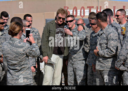 Late-Night-Talkshow-Moderator und Comedian Conan O'Brien posiert für Fotos mit US-Flieger bei einem Besuch in der Flightline 4. November 2015 auf der Al Udeid Air Base, Katar. O'Brien besucht die Airbase, Service-Mitglieder, die im Ausland stationiert zu unterhalten. Stockfoto